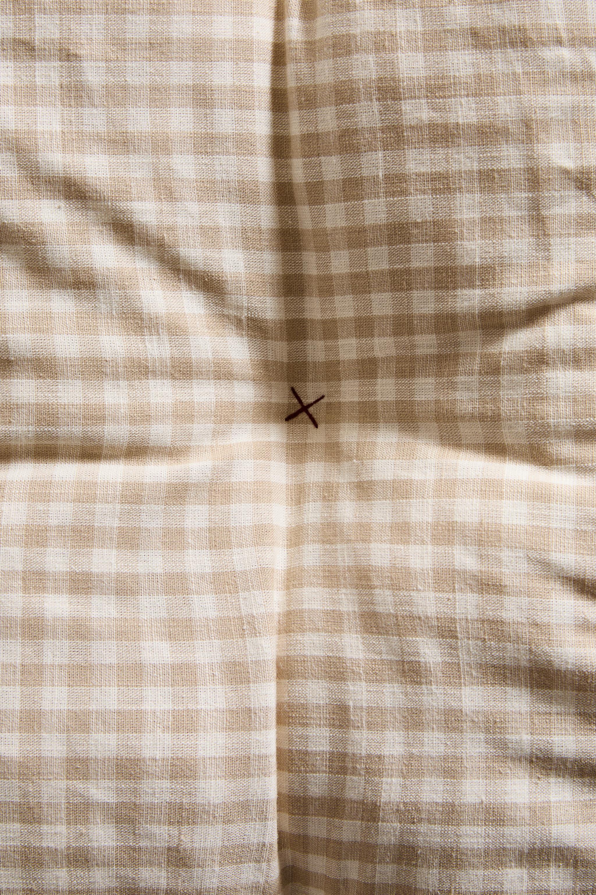 CHECKED PET FLOOR CUSHION WITH PIPING